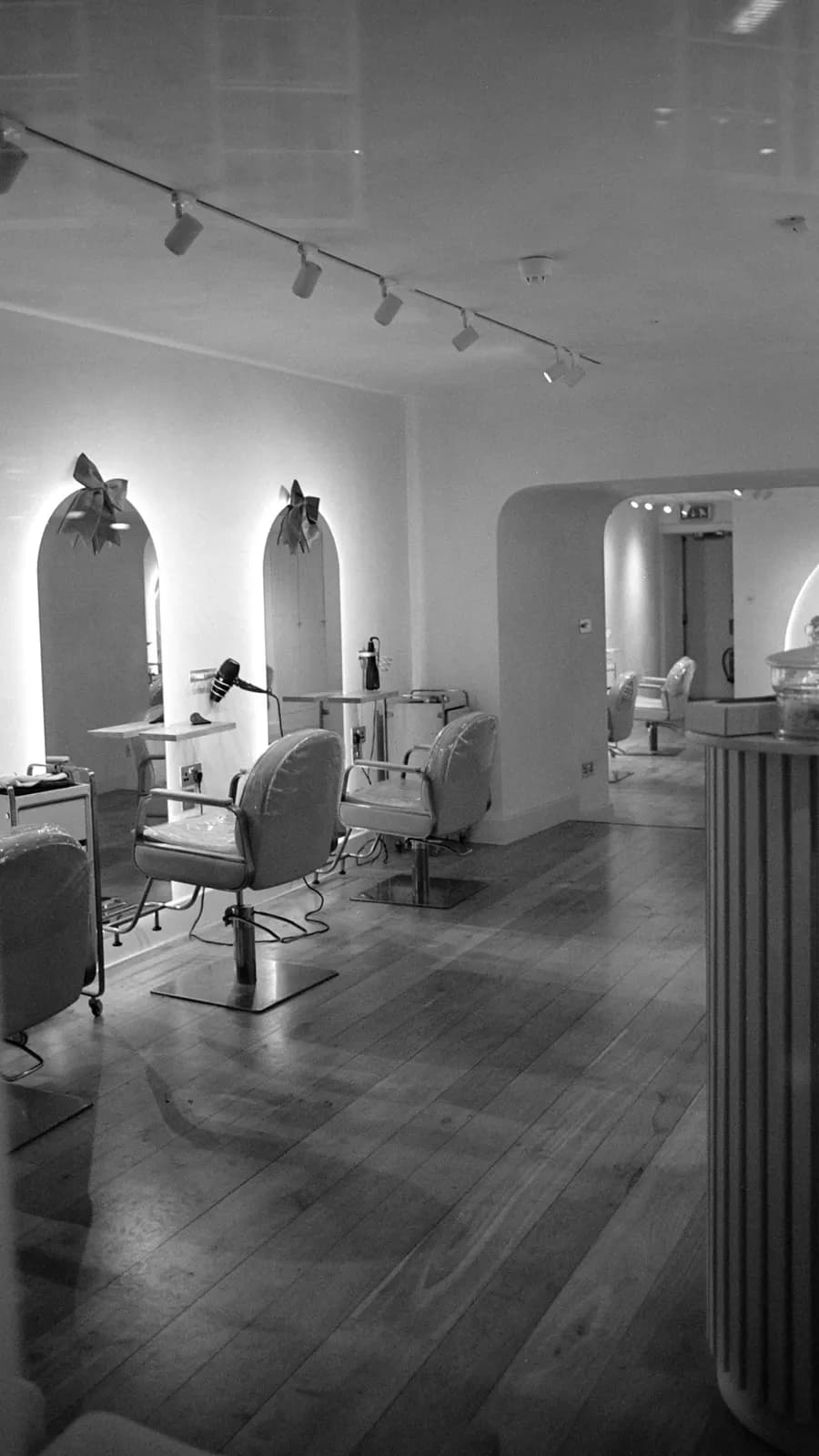 Intérieur du salon, fauteuils et miroirs en arche