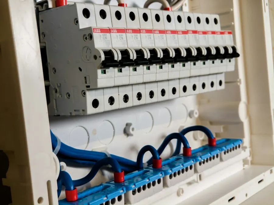 Tableau électrique neuf avec ses disjoncteurs alignés